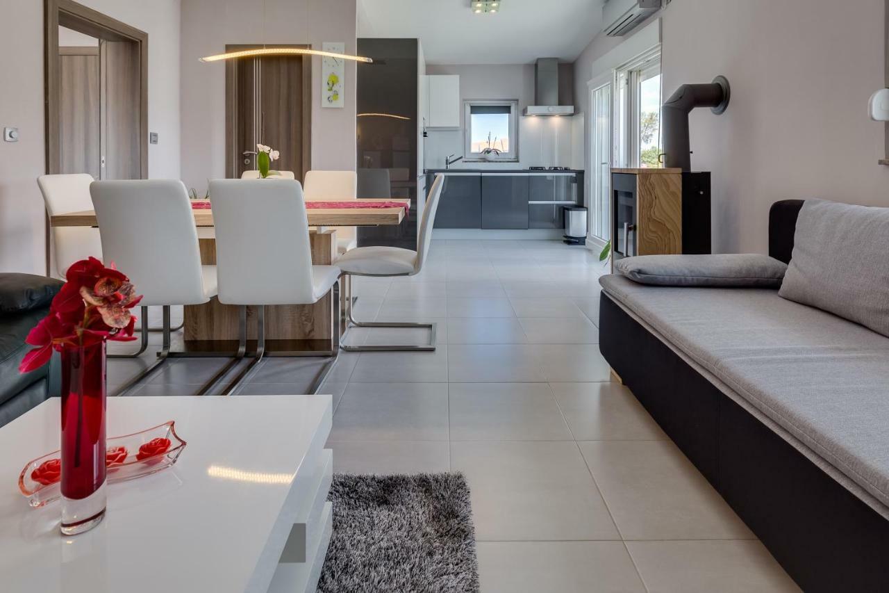 Modern And Spacious Apartment บาร์บินเย ภายนอก รูปภาพ