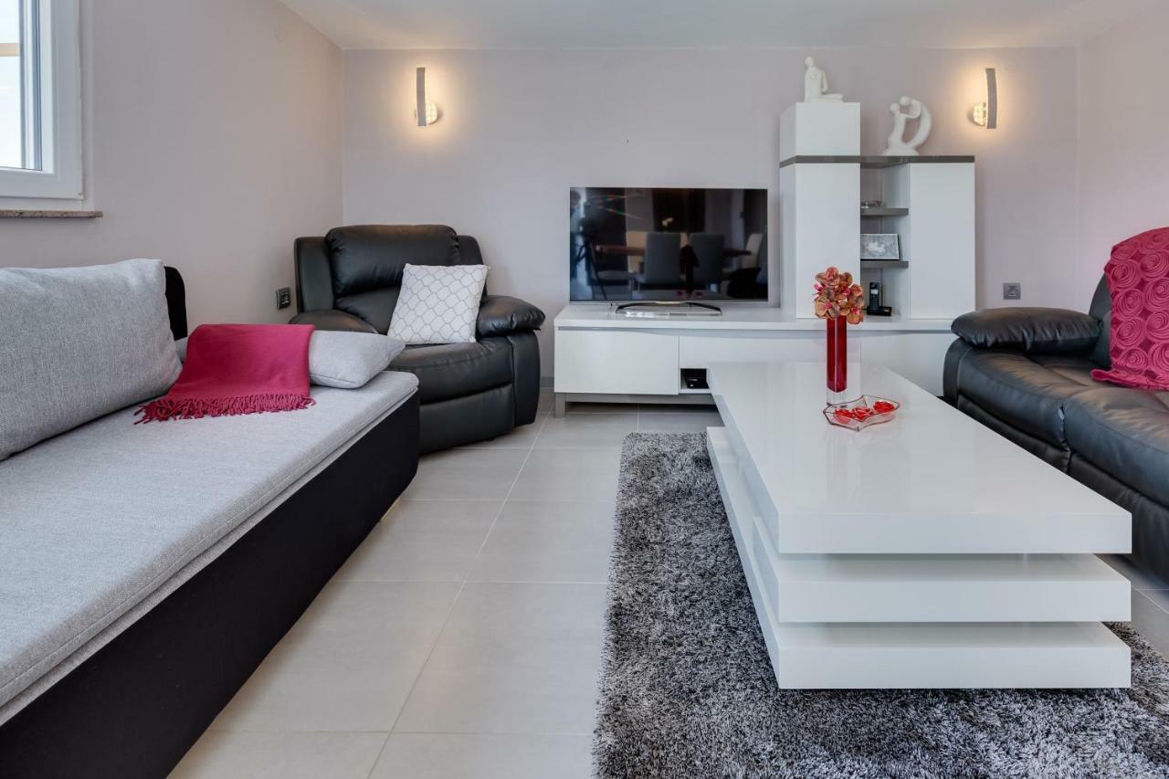 Modern And Spacious Apartment บาร์บินเย ภายนอก รูปภาพ