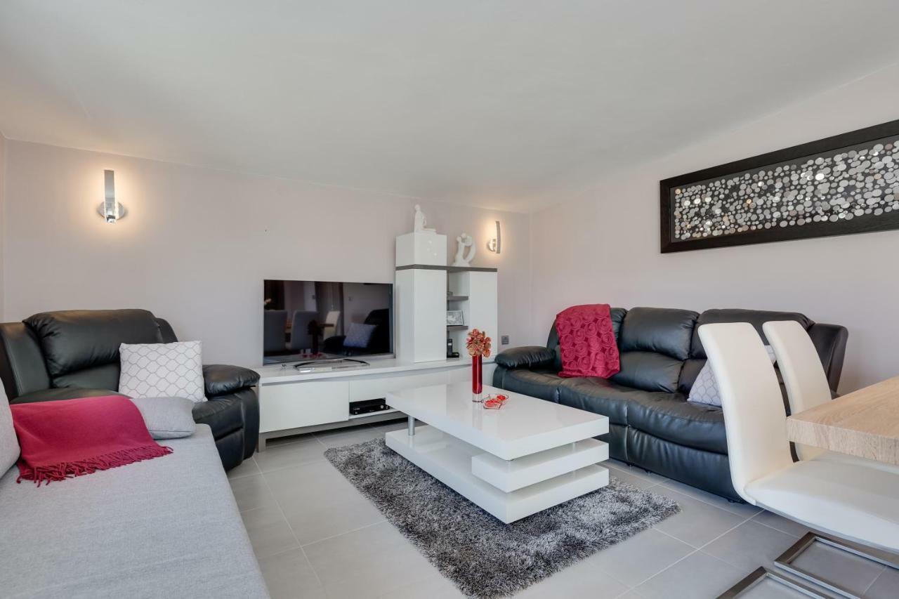 Modern And Spacious Apartment บาร์บินเย ภายนอก รูปภาพ